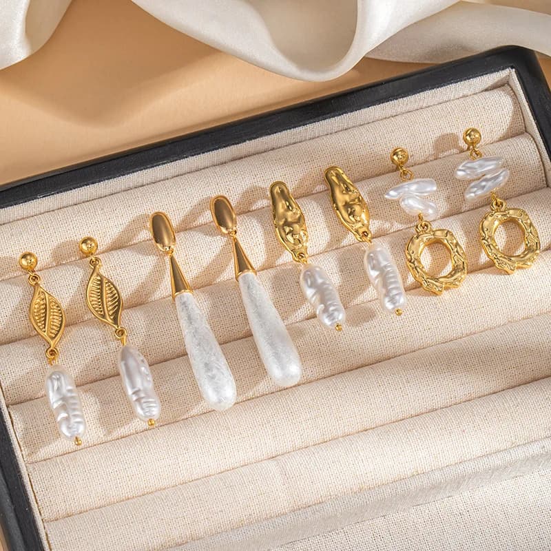 Σκουλαρίκια Κρεμαστά με Ακανόνιστες Περλές και Κρόσσια