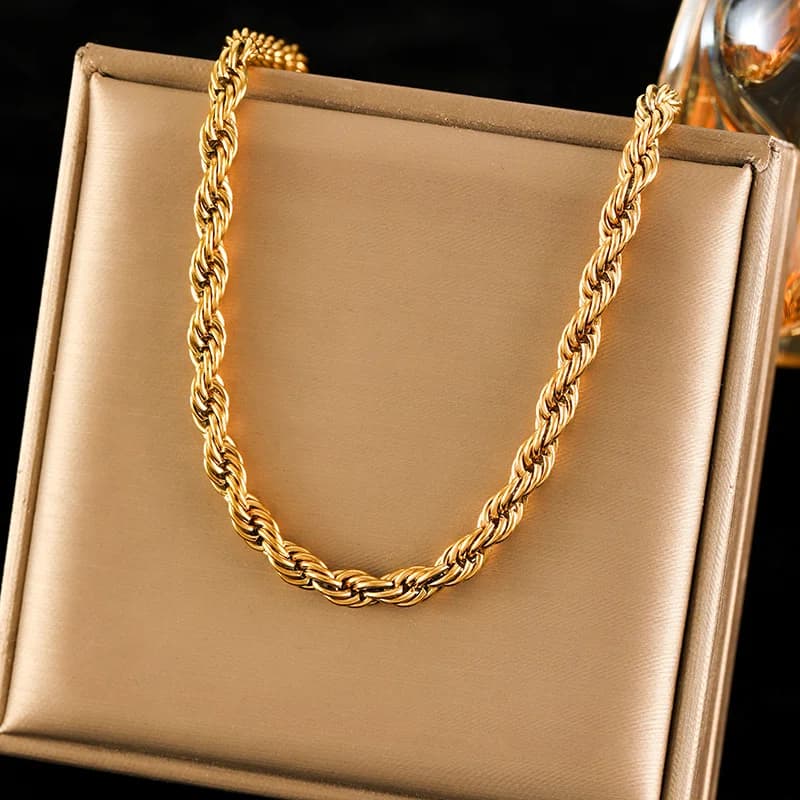 Μοντέρνο Κολιέ τύπου Collar με Σχέδιο Twist Chain, Επικαλυμμένο με Χρυσό