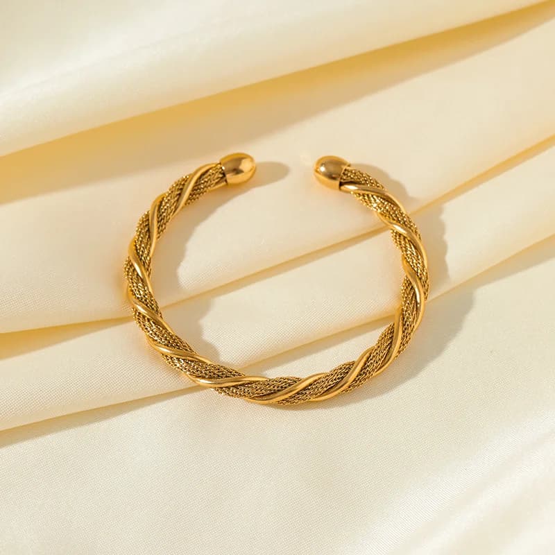 Βραχιόλι Bangle με Στραβή Υφή και Ρυθμιζόμενο Μέγεθος από Ανοξείδωτο Ατσάλι 316L Χρυσό Χρώμα
