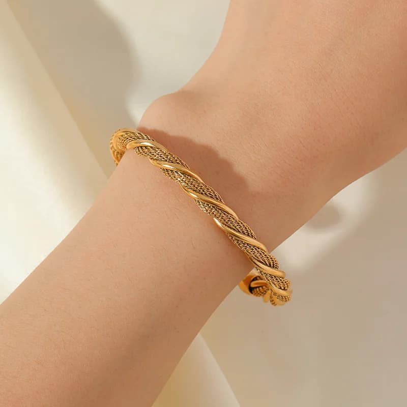Βραχιόλι Bangle με Στραβή Υφή και Ρυθμιζόμενο Μέγεθος από Ανοξείδωτο Ατσάλι 316L Χρυσό Χρώμα