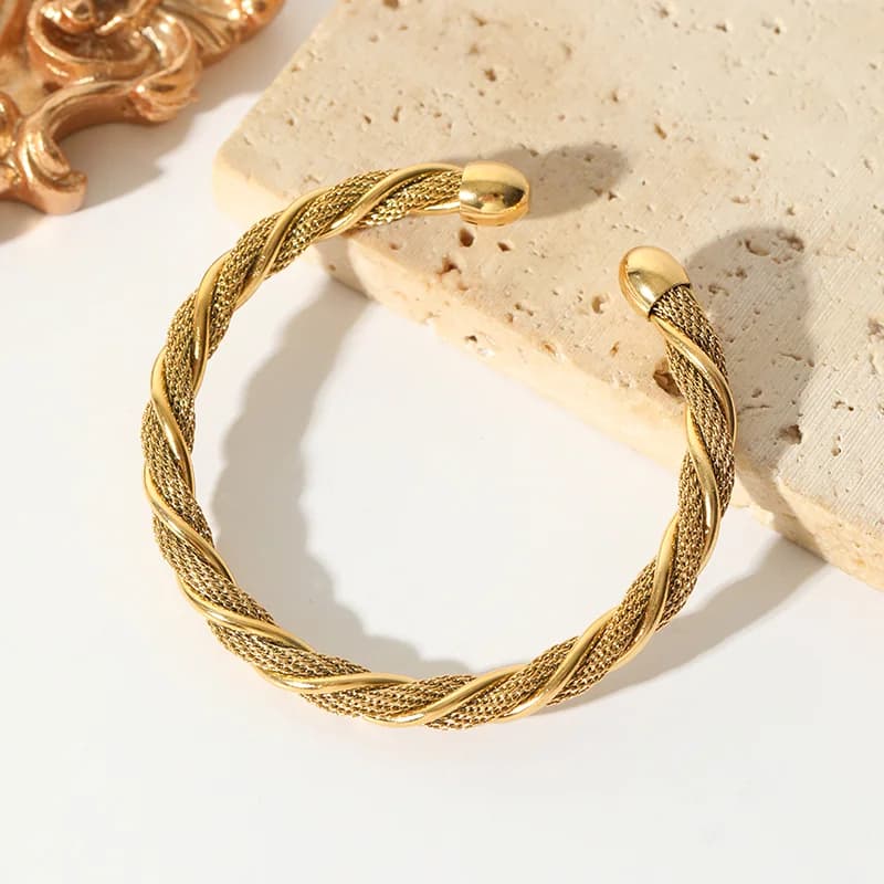 Βραχιόλι Bangle με Στραβή Υφή και Ρυθμιζόμενο Μέγεθος από Ανοξείδωτο Ατσάλι 316L Χρυσό Χρώμα